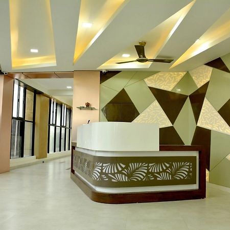 Hotel Tulip Plaza Ahmedabad Buitenkant foto