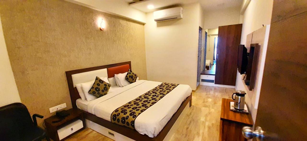 Hotel Tulip Plaza Ahmedabad Buitenkant foto