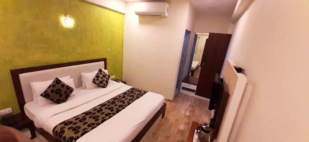 Hotel Tulip Plaza Ahmedabad Buitenkant foto