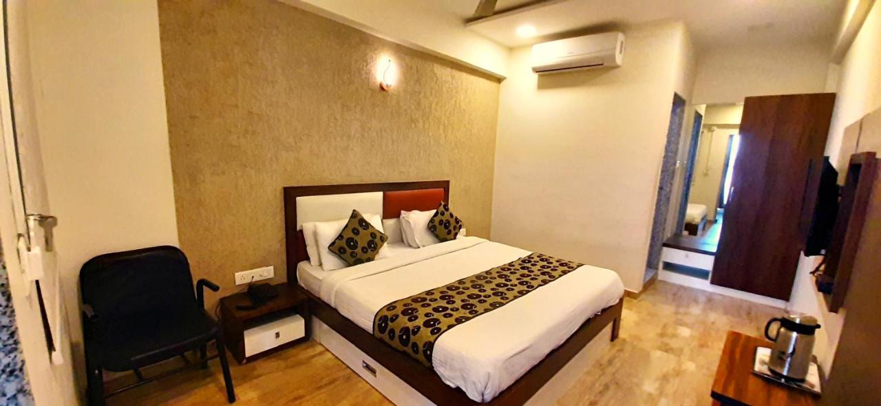 Hotel Tulip Plaza Ahmedabad Buitenkant foto