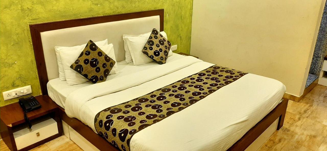 Hotel Tulip Plaza Ahmedabad Buitenkant foto
