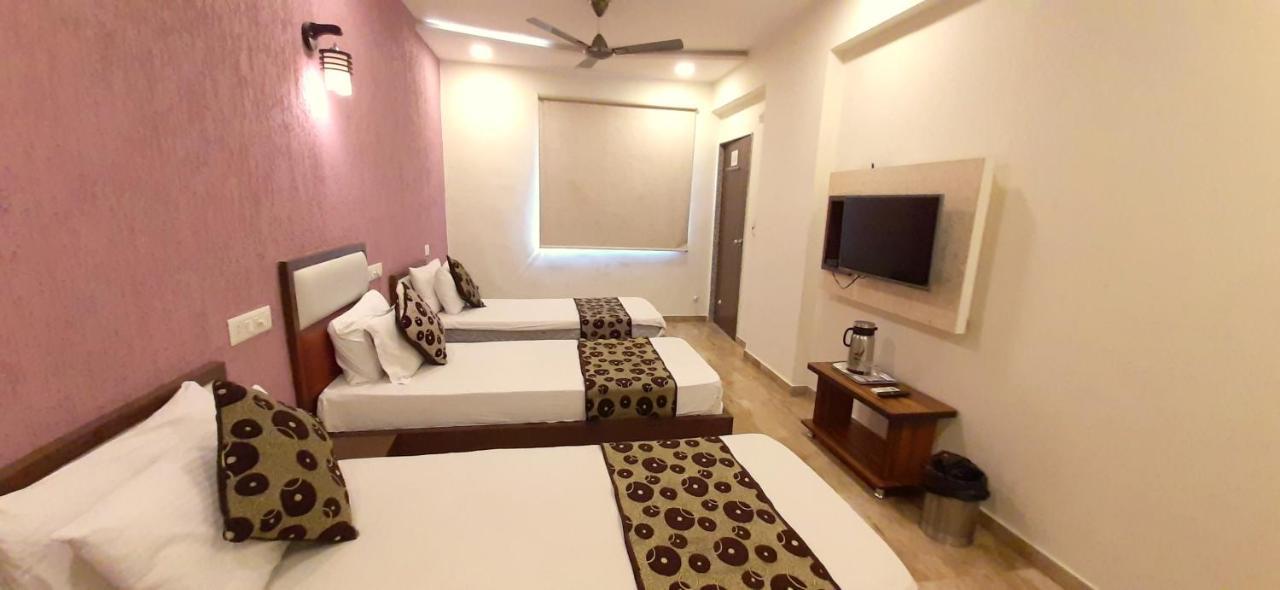 Hotel Tulip Plaza Ahmedabad Buitenkant foto