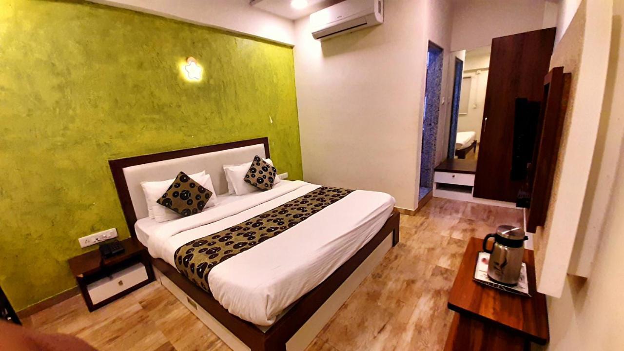 Hotel Tulip Plaza Ahmedabad Buitenkant foto