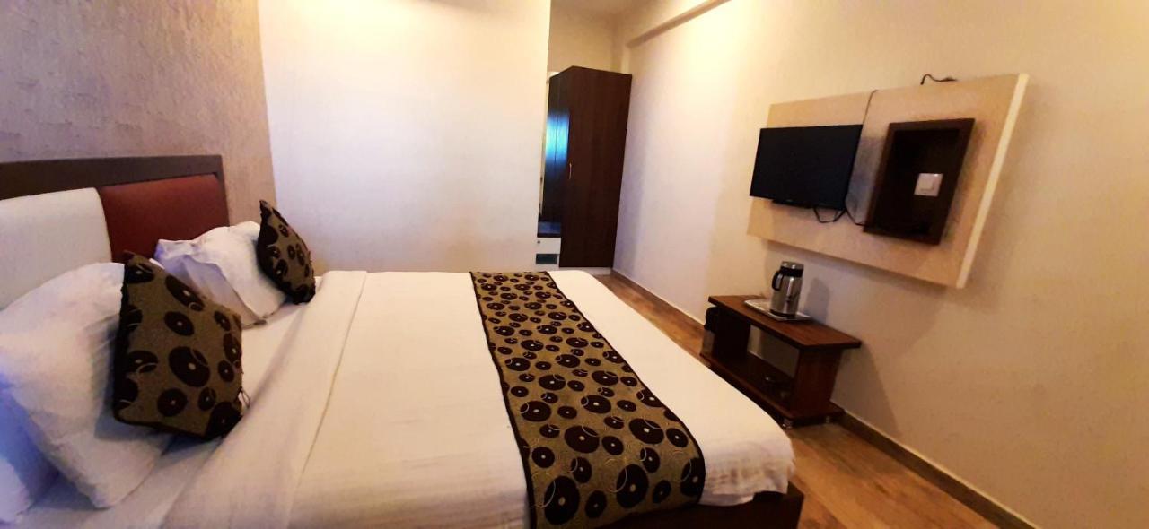 Hotel Tulip Plaza Ahmedabad Buitenkant foto