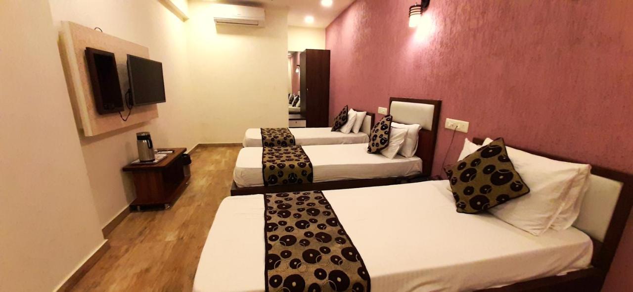 Hotel Tulip Plaza Ahmedabad Buitenkant foto