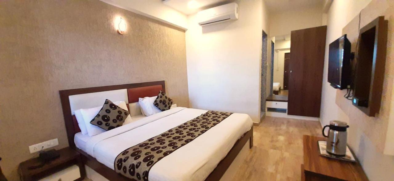 Hotel Tulip Plaza Ahmedabad Buitenkant foto