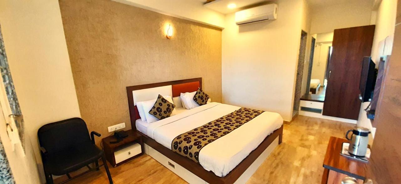 Hotel Tulip Plaza Ahmedabad Buitenkant foto