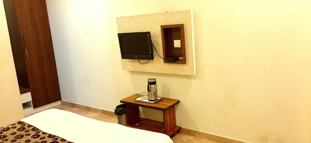 Hotel Tulip Plaza Ahmedabad Buitenkant foto