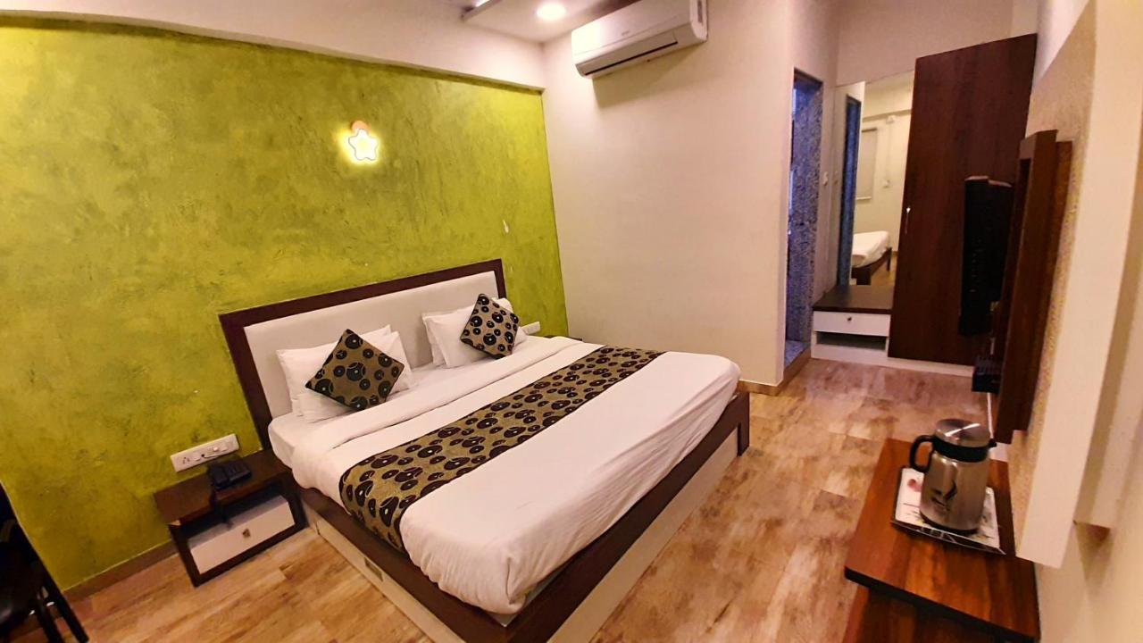 Hotel Tulip Plaza Ahmedabad Buitenkant foto