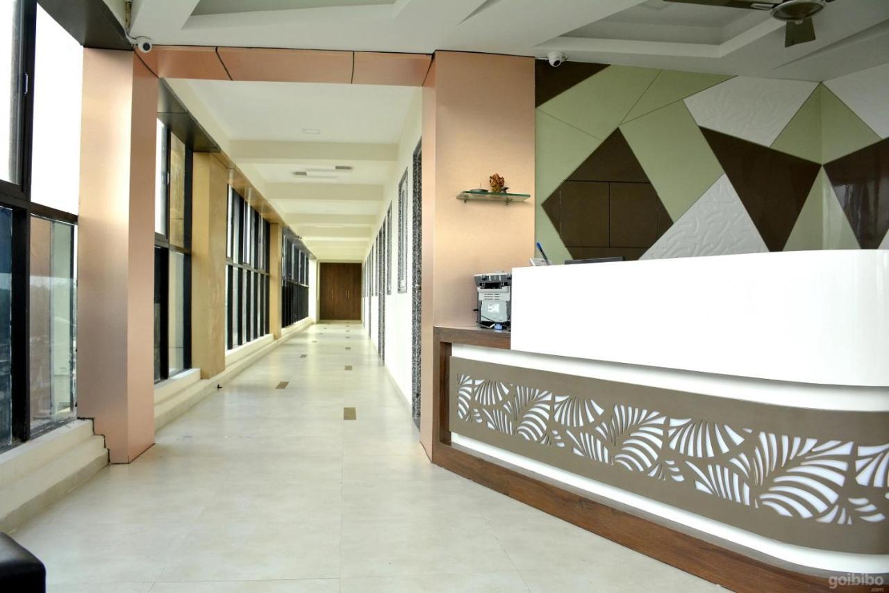 Hotel Tulip Plaza Ahmedabad Buitenkant foto
