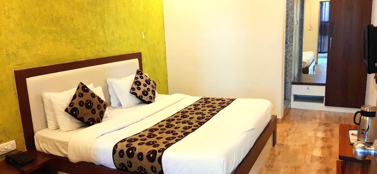 Hotel Tulip Plaza Ahmedabad Buitenkant foto
