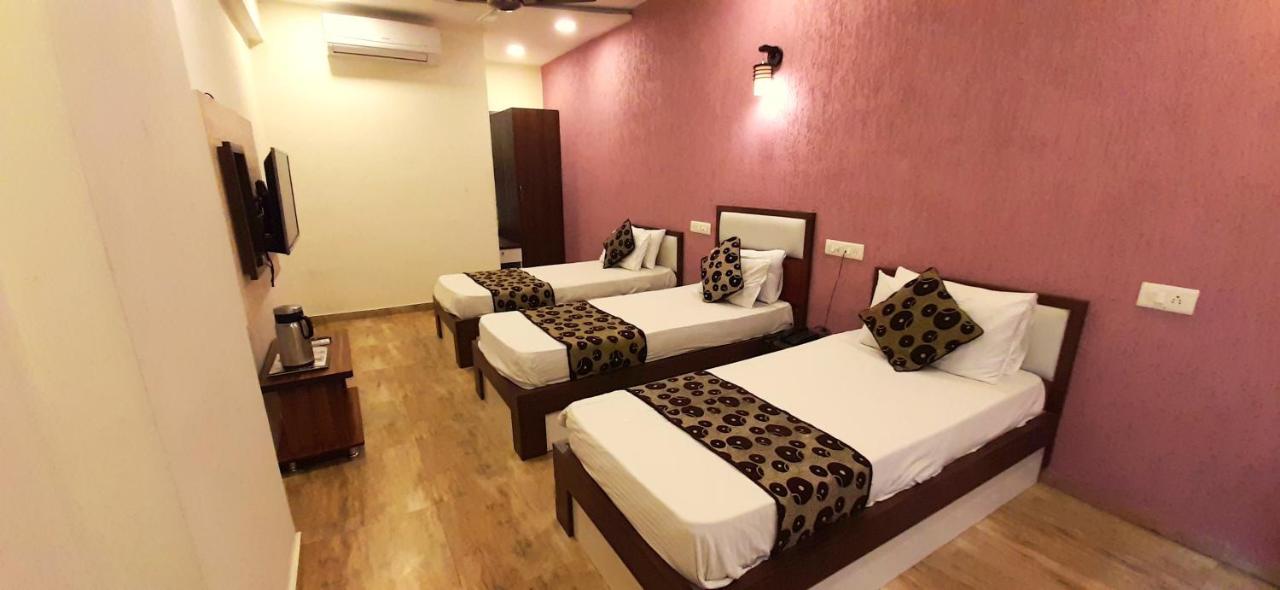 Hotel Tulip Plaza Ahmedabad Buitenkant foto