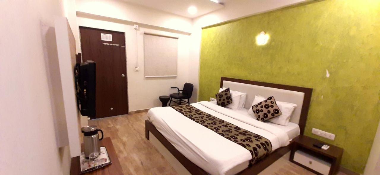 Hotel Tulip Plaza Ahmedabad Buitenkant foto
