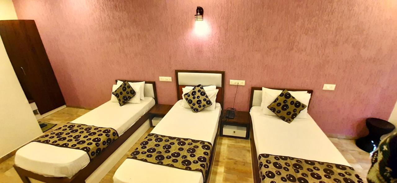 Hotel Tulip Plaza Ahmedabad Buitenkant foto