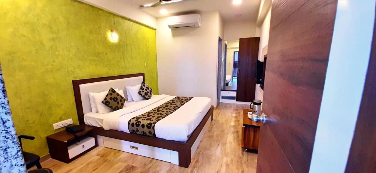 Hotel Tulip Plaza Ahmedabad Buitenkant foto
