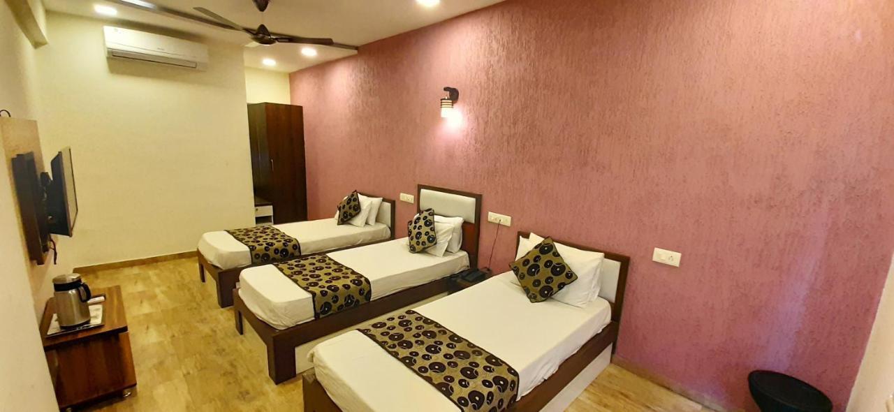 Hotel Tulip Plaza Ahmedabad Buitenkant foto