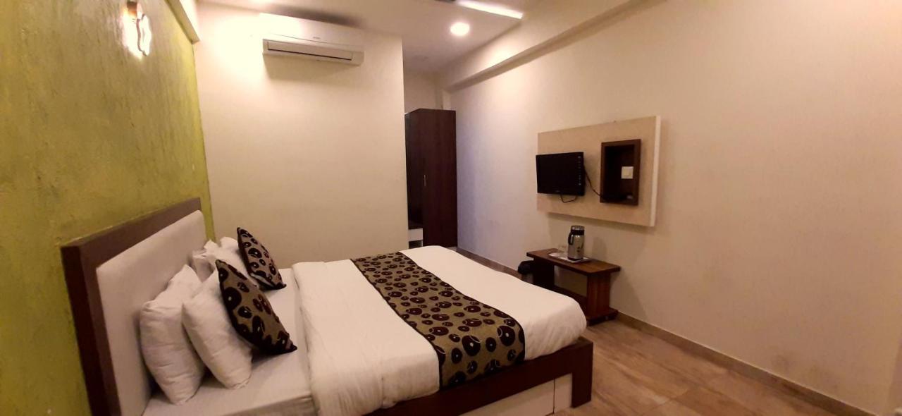Hotel Tulip Plaza Ahmedabad Buitenkant foto