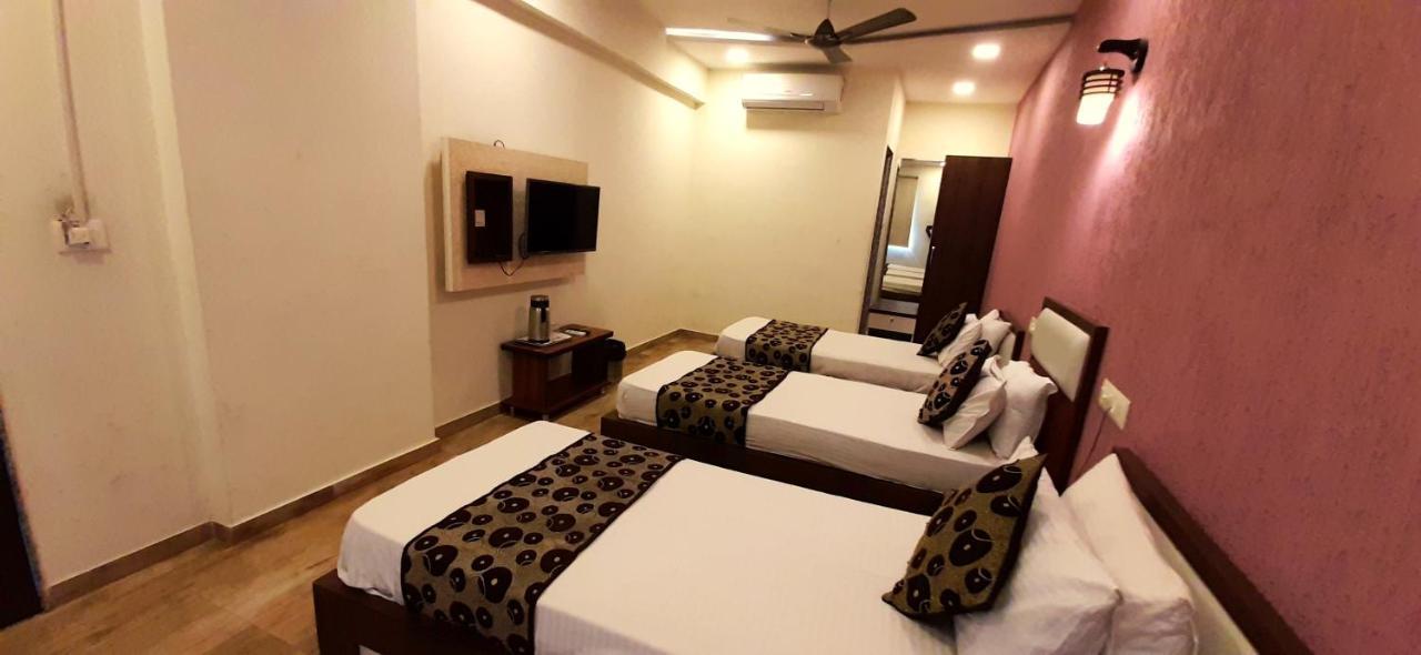 Hotel Tulip Plaza Ahmedabad Buitenkant foto