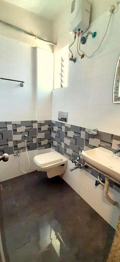 Hotel Tulip Plaza Ahmedabad Buitenkant foto